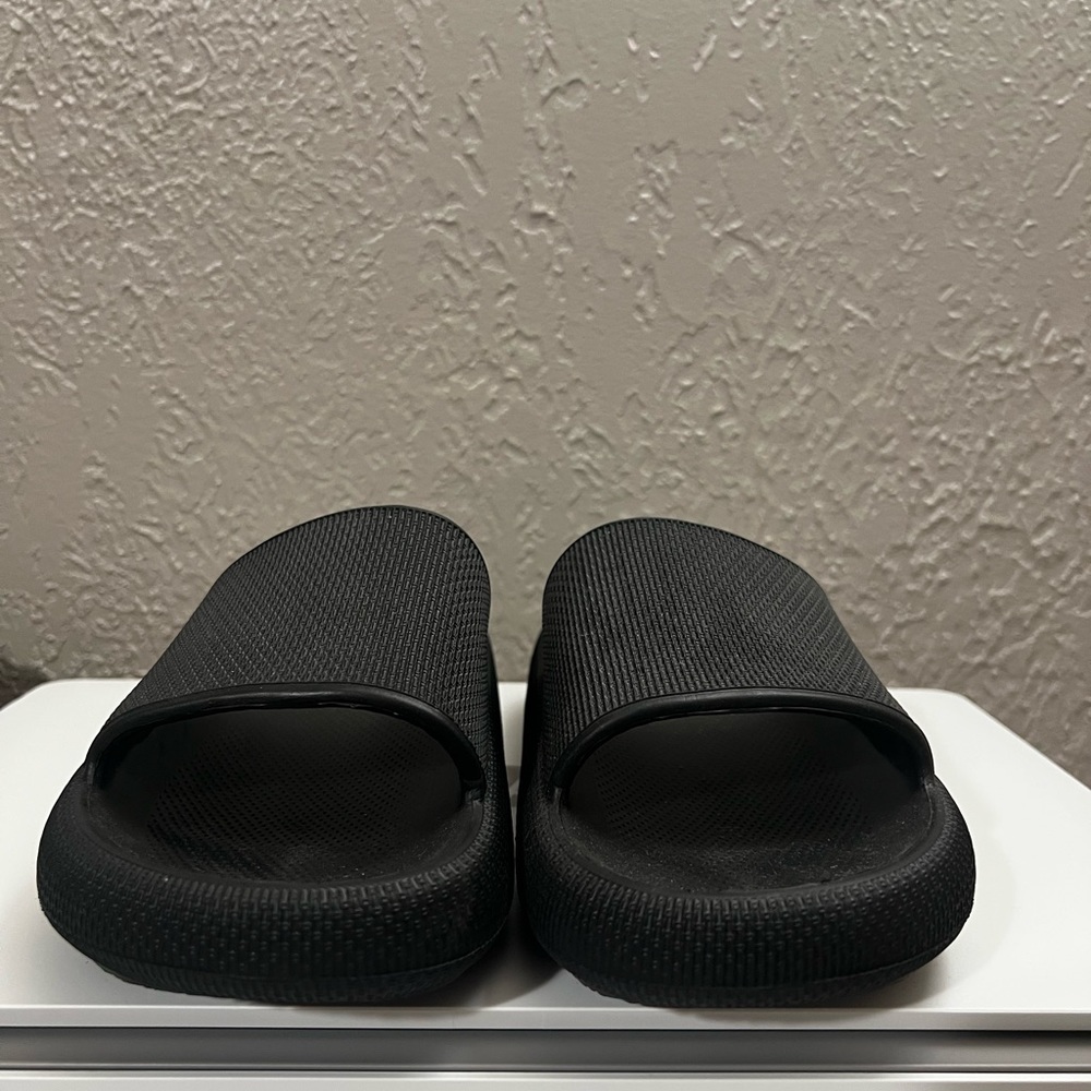 Black Cushionaire Slide Sandals. Size 10.